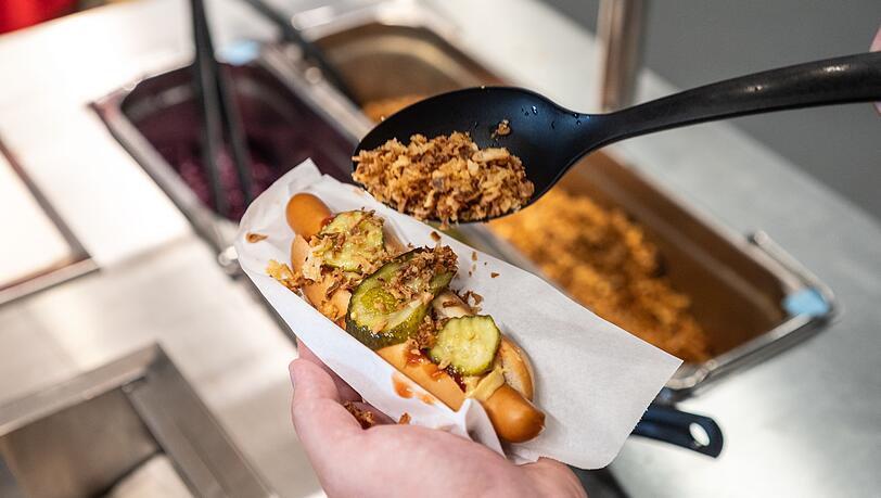 Kunden k&ouml;nnen sich bei Ikea ihren eigenen Hotdog kreieren.