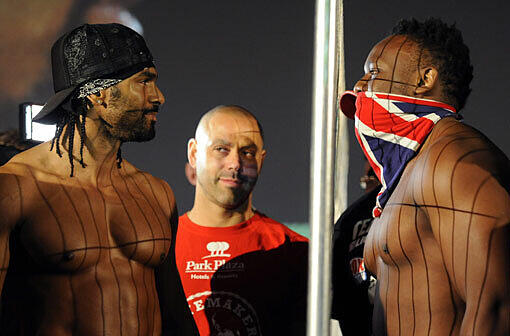 Ex-Weltmeister David Haye gefällt sich in Bodybuilderpose, sein Kontrahent und Erzfeind Dereck Chisora gibt den Briten-Gangster.