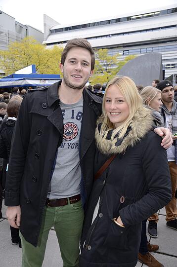 Jan (20) und Madeline (20) kommen aus Stuttgart und haben gerade ihr Abitur gemacht. "München war immer unser Ziel", sagen die beiden. Jetzt sind sie in eine gemeinsame WG gezogen. Jan studiert jetzt TUM BWL, "weil ich mich schon immer für wirtschaftliche Zusammenhänge interessiert habe", sagt er. Madeline hat sich für Wirtschaftspädagogik eingeschrieben. Das sei nicht so dröge wie "normales" BWL.