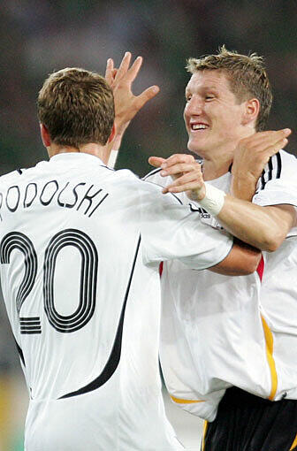 Mit Poldi & Sommermärchen 05/06: Wieder Double-Sieger, wieder unter Magath. In der Königsklasse nerven die Oldies vom AC Milan, raus im Achtelfinale. Wird als &bdquo;Schweinski&ldquo; mit Poldi unter Chefmotivator Klinsmann bei der WM 2006 zur Sommermärchen-Legende. Fazit: WM-Dritter, Sieger der Herzen.