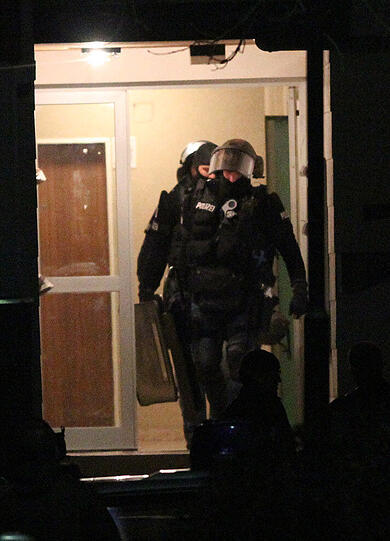 Kräfte des Spezialeinsatzkommandos SEK stürmen gegen 21.45 Uhr die Wohnung eines als gewalttätig bekannten Waldkraiburgers. Mit einer Waffe hatte der 30-Jährige am Mittwochnachmittag seine 34-jährige Lebensgefährtin angegriffen und bedroht. Die Frau war auf die Straße geflüchtet und hatte die Polizei verständigt. Sie wurde leicht verletzt.