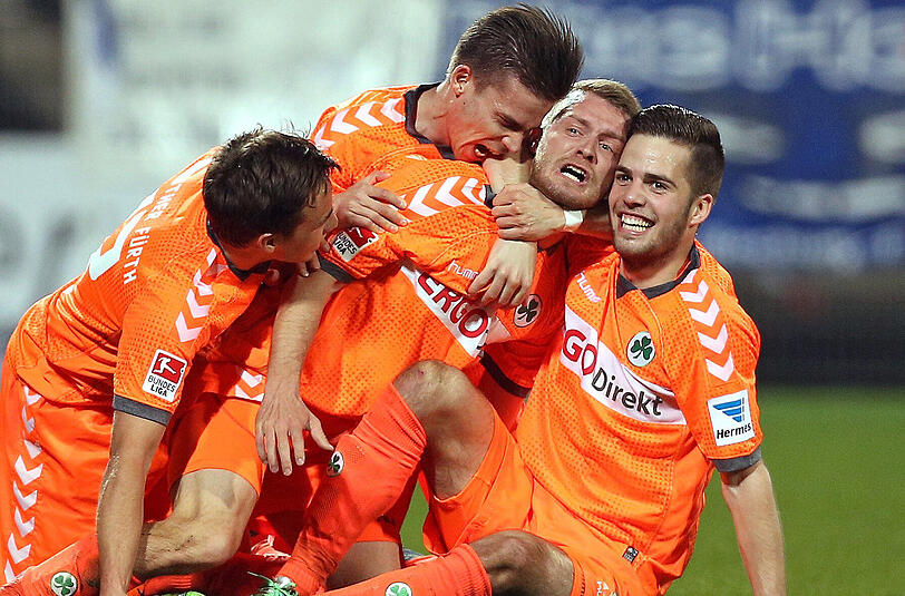 Thomas Pledl (l-r), Zoltan Stieber, Torschütze Daniel Brosinski und Niko Gießelmann jubeln über das Tor zum 0:1. Trotz des Erfolgs blieb die Freude über den Sieg gegen Bochum am Ende verhalten.