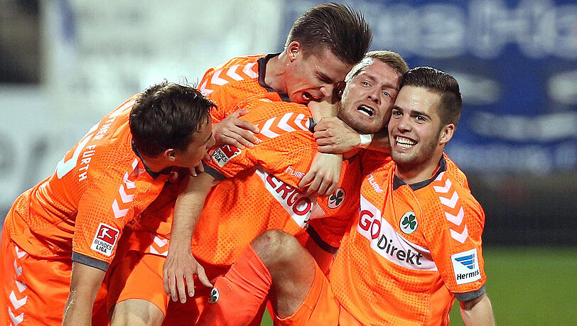Thomas Pledl (l-r), Zoltan Stieber, Torschütze Daniel Brosinski und Niko Gießelmann jubeln über das Tor zum 0:1. Trotz des Erfolgs blieb die Freude über den Sieg gegen Bochum am Ende verhalten. Thomas Pledl (l-r), Zoltan Stieber, Torschütze Daniel Brosinski und Niko Gießelmann jubeln über das Tor zum 0:1. Trotz des Erfolgs blieb die Freude über den Sieg gegen Bochum am Ende verhalten.
