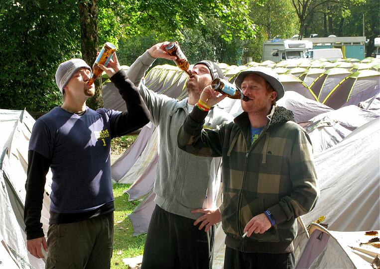 Der Australier kann bekannterweise was am Krug. Diese drei Wiesn-Touristen gehen schon mal auf Nummer sicher und stürzen schnell drei Halbe zum Frühstück auf dem Campingplatz. Aber keine Sorge: Das Bier ging auf der Wiesn nur selten aus.