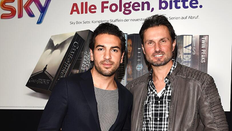 Das neue Sky-Gesicht: Elyas M’Barek mit Simon
Verhoeven (r.), der die Spots mit ihm gedreht hat. Das neue Sky-Gesicht: Elyas M’Barek mit Simon
Verhoeven (r.), der die Spots mit ihm gedreht hat.