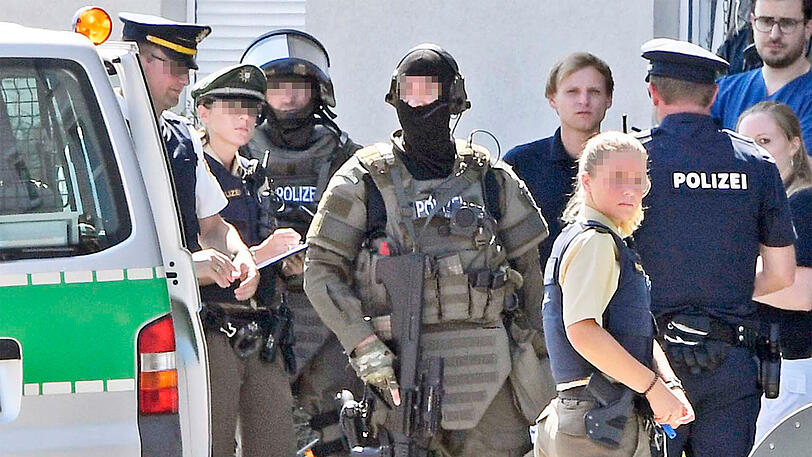 Der Mann verbarrikadierte sich in seiner Wohnung - die Polizei forderte eine SEK-Einheit ein. Die Bilder vom Einsatzort.