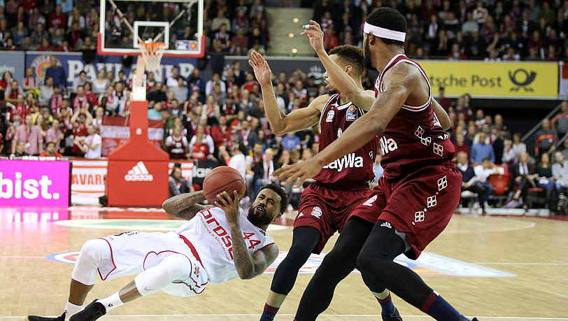 Am Ende einer hart umkämpften Partie gingen die Bayern als Sieger vom Court. Am Ende einer hart umkämpften Partie gingen die Bayern als Sieger vom Court.