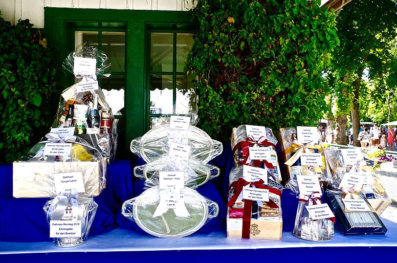 Ehrenpreise für die Jockeys und Rennställe. Für die Besucher gab es bei einer großen Verlosung Präsentkörbe und Kaffee zu gewinnen.