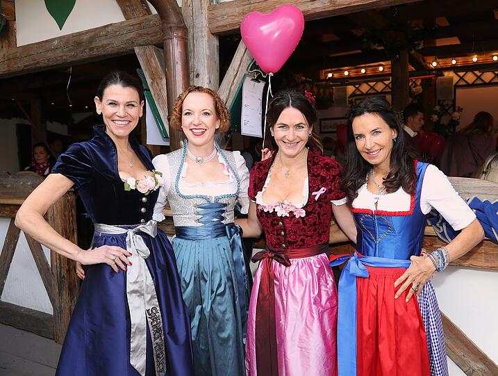 Nein, das ist keine Dirndl-Modenschau, sondern ein wichtiger Termin, an dem mehr Bewusstsein für die Brustkrebsvorsorge geschaffen werden soll: Wissenschaftsministerin Marion Kiechle, die Gastgeberinnen Veronika F. Rost und Natalie Schmid, Hausherrin Clarissa Käfer (v. l.)