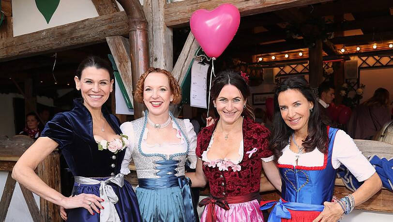 Nein, das ist keine Dirndl-Modenschau, sondern ein wichtiger Termin, an dem mehr Bewusstsein für die Brustkrebsvorsorge geschaffen werden soll: Wissenschaftsministerin Marion Kiechle, die Gastgeberinnen Veronika F. Rost und Natalie Schmid, Hausherrin Clarissa Käfer (v. l.) Nein, das ist keine Dirndl-Modenschau, sondern ein wichtiger Termin, an dem mehr Bewusstsein für die Brustkrebsvorsorge geschaffen werden soll: Wissenschaftsministerin Marion Kiechle, die Gastgeberinnen Veronika F. Rost und Natalie Schmid, Hausherrin Clarissa Käfer (v. l.)