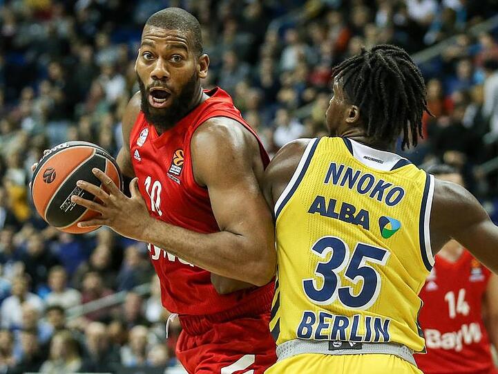 Bayern Münchens Greg Monroe (l) stellte bei der Berliner Polizei einen Strafantrag wegen Beleidigung mit rassistischem Hintergrund.