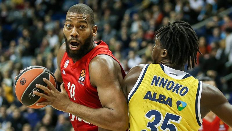 Bayern Münchens Greg Monroe (l) stellte bei der Berliner Polizei einen Strafantrag wegen Beleidigung mit rassistischem Hintergrund. Bayern Münchens Greg Monroe (l) stellte bei der Berliner Polizei einen Strafantrag wegen Beleidigung mit rassistischem Hintergrund.