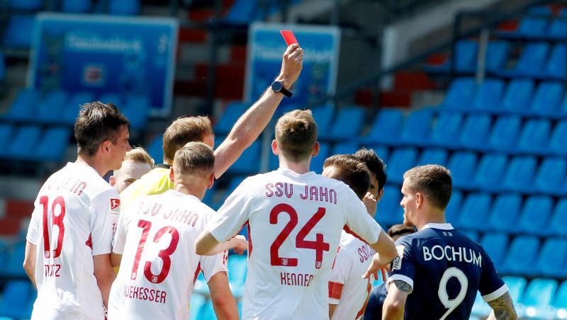 Schiedsrichter Sascha Stegemann zeigt dem Regensburger Benedikt Saller die Rote Karte.