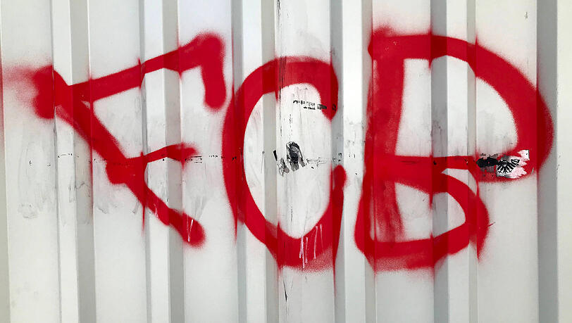 Der oder die Unbekannten schmierten etliche Gegenstände mit einem "FCB"-Schriftzug. (Symbolbild)