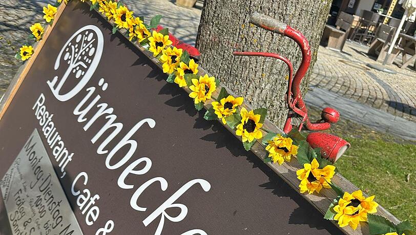 Sonnenblumen gehen für Doreen Dietel auch im Frühjahr – natürlich in künstlicher Form. Sonnenblumen gehen für Doreen Dietel auch im Frühjahr – natürlich in künstlicher Form.