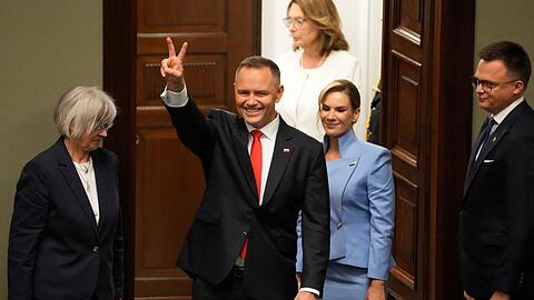 Polens neuer Präsident Karol Nawrocki, hier im Bild mit seiner Frau Marta, hat den Amtseid abgelegt. (Foto aktuell)