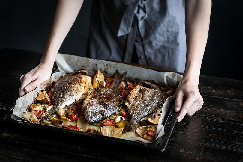 Kaum jemand genie&szlig;t ein Fischgericht ohne Salz. Doch mit genug frischer Zitrone und Dill erh&auml;lt man auch ohne Salzzugabe ein w&uuml;rziges Gericht. Der Eigengeschmack von Fisch wird auch durch das Kochen mit reichlich Gem&uuml;se im R&ouml;mertopf oder eingewickelt in Brotpapier erhalten. Durch das langsame und schonende Garen im Ofen wird Fisch saftig und lecker.