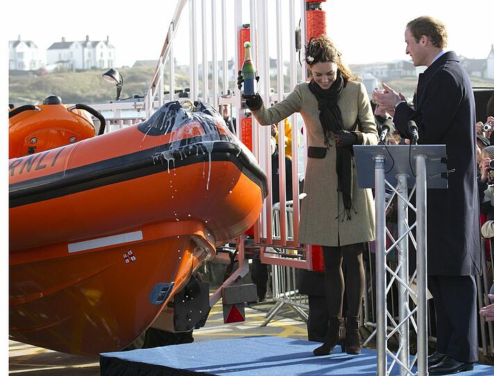 Es war nur ein Rettungsboot &ndash; aber hunderte Shaulustige kamen zu seiner Taufe, weil seine "Paten" keine
geringeren als Prinz William und sein Verlobte Kate Middleton sind. Die Bilder vom Auftritt.