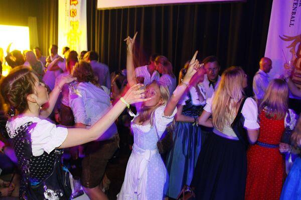 So zünftig feierten die Promis im Hippodrom von Wiesn-Wirt Sepp Krätz auf dem Frühlingsfest und in der Alten Kongresshalle beim "Tracht & Pracht Clubbing".