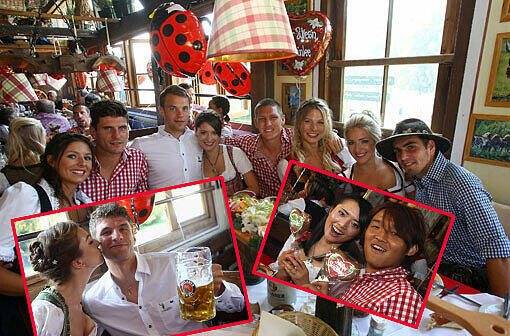 Sie haben allen Grund zum feiern: Wieder unbesiegt und dazu ein strahlender Wiesn-Sonntag - so feiern die Bayern-Stars auf dem Oktoberfest! Die Bilder zum Durchklicken.