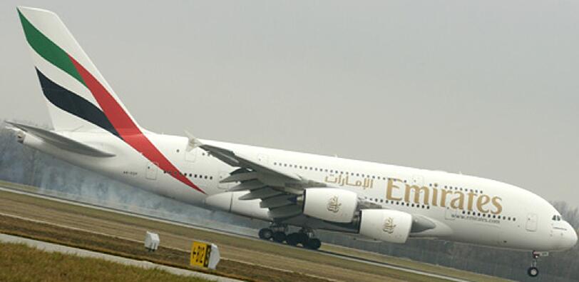 Die Emirates-Maschine landete am Mittag von Dubai kommend bei diesigem Wetter auf dem Münchner Airport. Bilder vom A380 in München
