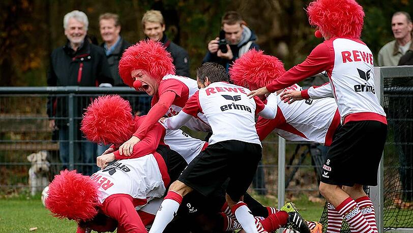 Sind die jeck? Der 1. FC Köln will ein offizieller Karnevalsverein werden. Sind die jeck? Der 1. FC Köln will ein offizieller Karnevalsverein werden.