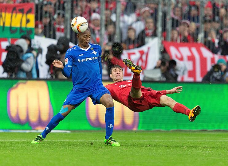 Akrobatisch ins Tor: Thomas Müller bei seinem Treffer zum 2:1 gegen Darmstadt.