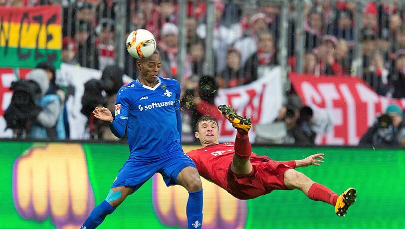 Akrobatisch ins Tor: Thomas Müller bei seinem Treffer zum 2:1 gegen Darmstadt. Akrobatisch ins Tor: Thomas Müller bei seinem Treffer zum 2:1 gegen Darmstadt.