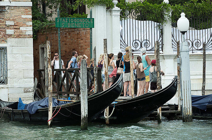 Schaulustige stehen vor dem Hotel Aman in Venedig und hoffen auf ein Bild des prominenten Ehepaares.