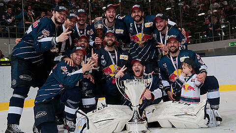 Der zweite Meisterstreich: Der EHC Red Bull München um Goalie Danny aus den Birken (mit Pokal) feiert den Titelgewinn.
