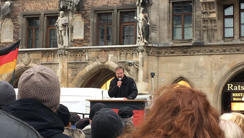 Pegida- und Anti-Pegida-Demonstration am Münchner Marienplatz.