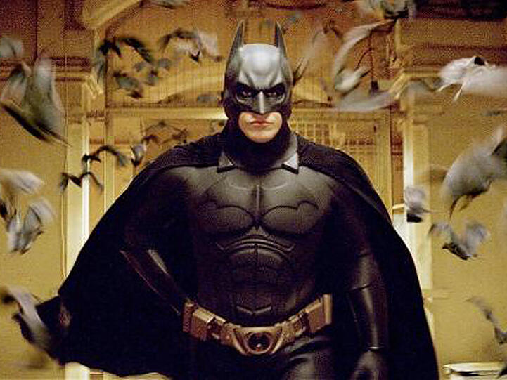 Als der Millionenerbe Bruce Wayne (Christian Bale) zufällig den Prototypen eines geheimnisvollen Kampfanzugs entdeckt, beschließt er, sein Alter Ego in Form einer schwarzen Fledermaus zu erschaffen, um seine Heimatstadt von Kriminellen zu befreien