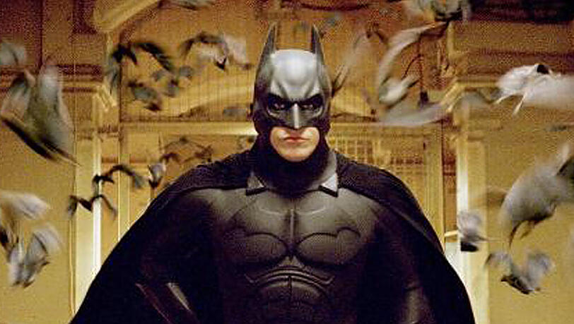 Als der Millionenerbe Bruce Wayne (Christian Bale) zufällig den Prototypen eines geheimnisvollen Kampfanzugs entdeckt, beschließt er, sein Alter Ego in Form einer schwarzen Fledermaus zu erschaffen, um seine Heimatstadt von Kriminellen zu befreien Als der Millionenerbe Bruce Wayne (Christian Bale) zufällig den Prototypen eines geheimnisvollen Kampfanzugs entdeckt, beschließt er, sein Alter Ego in Form einer schwarzen Fledermaus zu erschaffen, um seine Heimatstadt von Kriminellen zu befreien