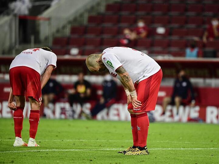 Kölns Jonas Hector (l) und Rafael Czichos sind zunächst enttäuscht.