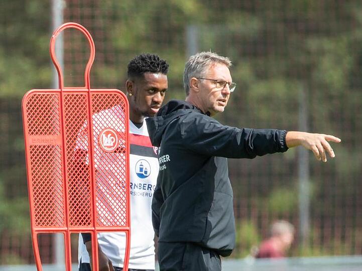 Trainer Damir Canadi (r.) gibt während des Trainings Anweisungen an Virgil Misidjan. Foto: Daniel Karmann/Archivbild