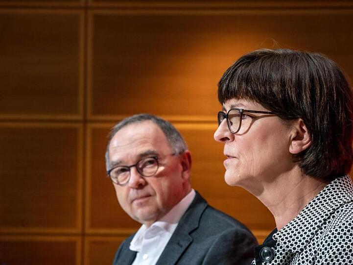 Saskia Esken, Bundesvorsitzende der SPD, spricht neben Norbert Walter-Borjans, Co-Bundesvorsitzender der SPD, während der Pressekonferenz nach der Sitzung von SPD-Bundesvorstand und Präsidium im Willy-Brandt-Haus.