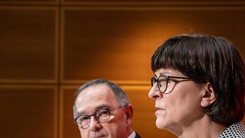 Saskia Esken, Bundesvorsitzende der SPD, spricht neben Norbert Walter-Borjans, Co-Bundesvorsitzender der SPD, während der Pressekonferenz nach der Sitzung von SPD-Bundesvorstand und Präsidium im Willy-Brandt-Haus.