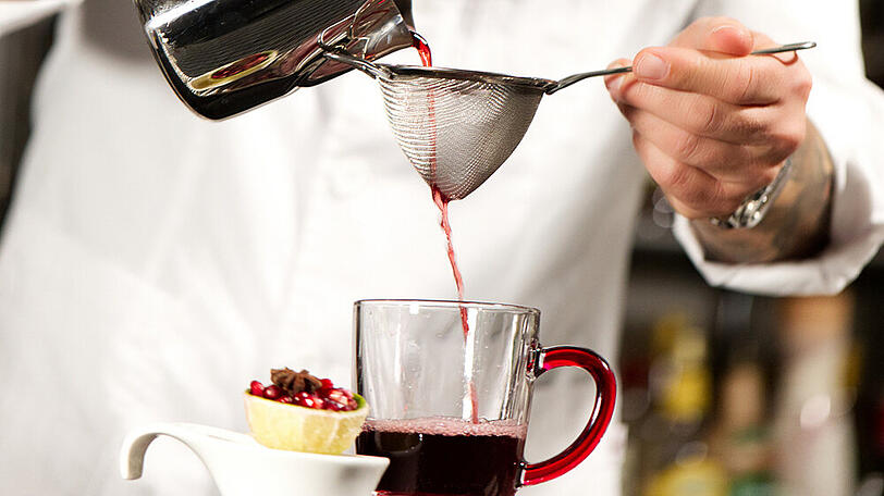 Glühwein lässt sich auch zu Hause herstellen.