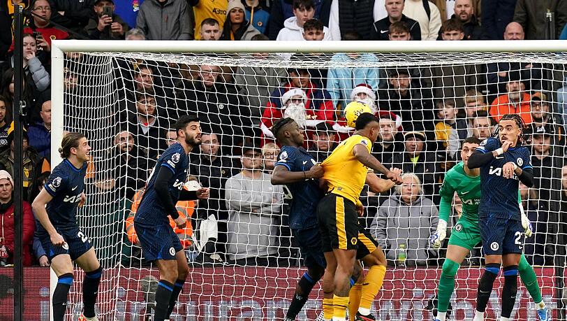 Mario Lemina (3.v.r) brachte Wolverhampton gegen Chelsea in Führung.