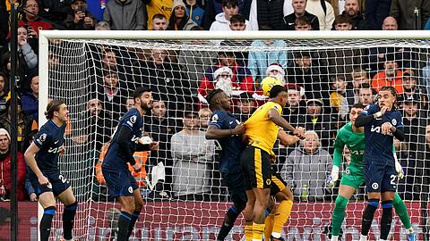 Mario Lemina (3.v.r) brachte Wolverhampton gegen Chelsea in Führung.