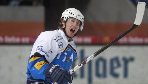 Mike Kompon, der Superstar des EHC München, ist mit vier Toren und zwölf Assists Topscorer der Liga in den Playoffs. Mike Kompon, der Superstar des EHC München, ist mit vier Toren und zwölf Assists Topscorer der Liga in den Playoffs.