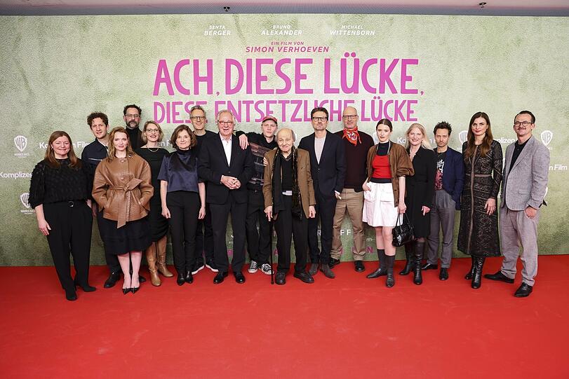 Spitzenensemble: v.l.n.r.: Margret Mackuth, Moritz Treuenfels, Karoline Herfurth, Christopher Doll, Julia Hayungs, Victoria Trauttmansdorff, Steffen Schier, Friedrich von Thun, Bruno Alexander, Nikolaus Paryla, Simon Verhoeven, Joachim Meyerhoff, Katharina Stark, Judith Erber, Tom Schilling, Janine Jackowski, Jonas Dornbach bei der Premiere in M&uuml;nchen