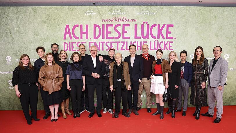 Spitzenensemble: v.l.n.r.: Margret Mackuth, Moritz Treuenfels, Karoline Herfurth, Christopher Doll, Julia Hayungs, Victoria Trauttmansdorff, Steffen Schier, Friedrich von Thun, Bruno Alexander, Nikolaus Paryla, Simon Verhoeven, Joachim Meyerhoff, Katharina Stark, Judith Erber, Tom Schilling, Janine Jackowski, Jonas Dornbach bei der Premiere in M&uuml;nchen