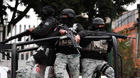 Sicherheitskr&auml;fte in Mexiko-Stadt nach der T&ouml;tung des Kartellf&uuml;hrer "El Mencho" am 22. Februar.