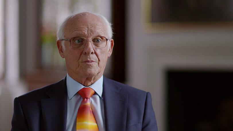 Dickie Arbiter ist der ehemalige Pressesprecher von Queen Elizabeth II. Dickie Arbiter ist der ehemalige Pressesprecher von Queen Elizabeth II.