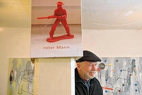Familie als &bdquo;Quadratur des Kreises&ldquo;: Wolf Sakowski vor dem gleichnamigen neuen Bild, das in der Bernsteinzimmer-Schau hängt.