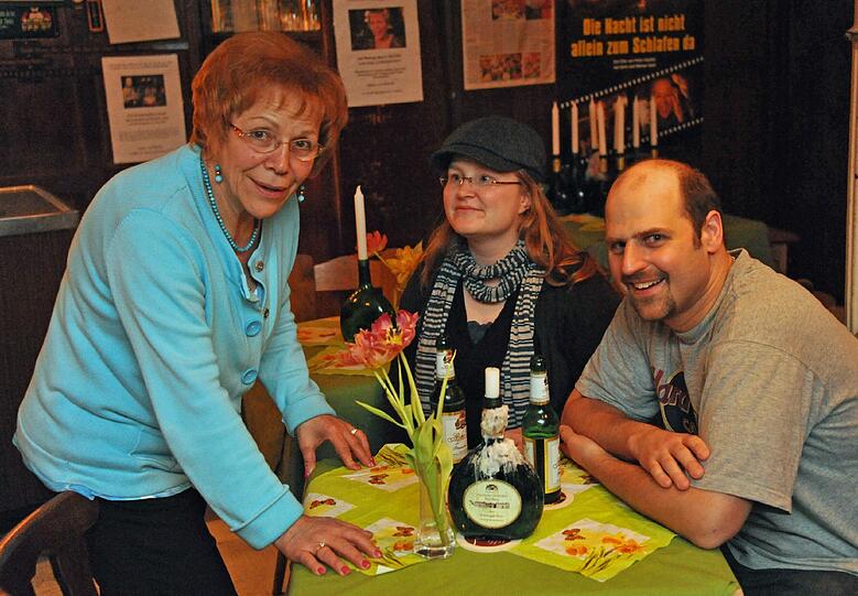 Wirtin Gerti Guhl (l.) mit ihren Gästen Rebecca und Christian. Gemeinsam kämpfen sie für den Erhalt der Fraunhofer Schoppenstube.