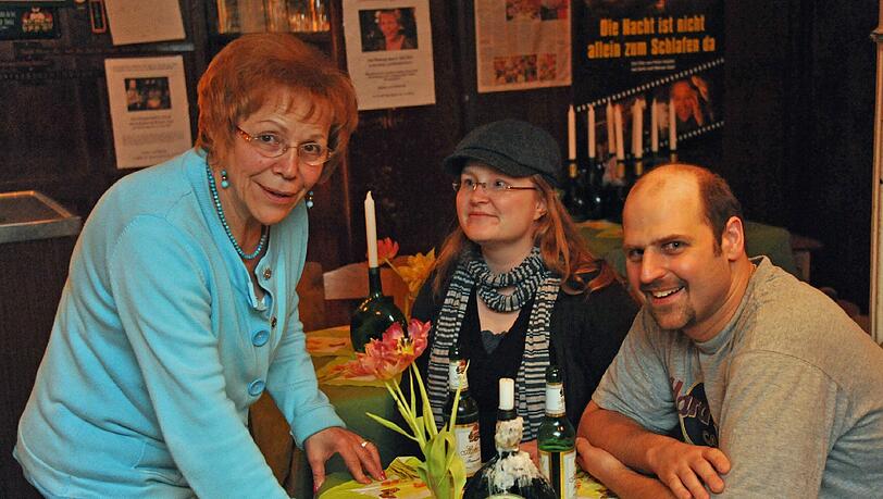 Wirtin Gerti Guhl (l.) mit ihren Gästen Rebecca und Christian. Gemeinsam kämpfen sie für den Erhalt der Fraunhofer Schoppenstube. Wirtin Gerti Guhl (l.) mit ihren Gästen Rebecca und Christian. Gemeinsam kämpfen sie für den Erhalt der Fraunhofer Schoppenstube.
