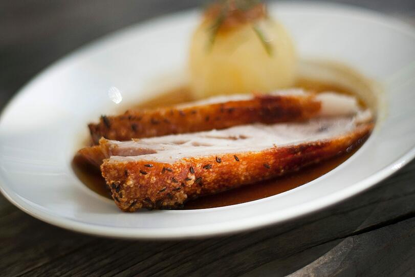 Schweinsbraten: 230 Kcal / 570 Kcal (je 100 Gramm/pro Portion)