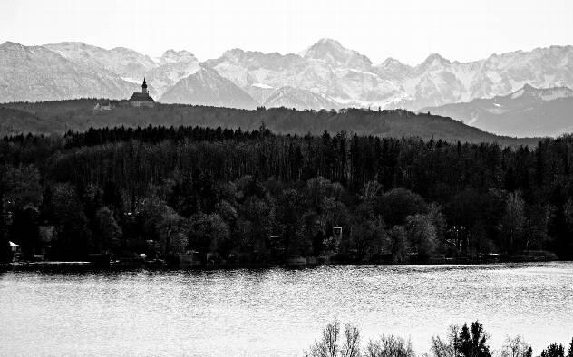 Der Föhn sorgt für  einen atemberaubenden Blick vom Wörthsee über Kloster Andechs bis in die Alpen.